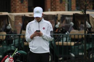 college golfer on phone best golf apps